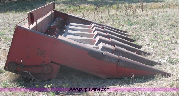 image for item K9585 International Harvester 864 corn header