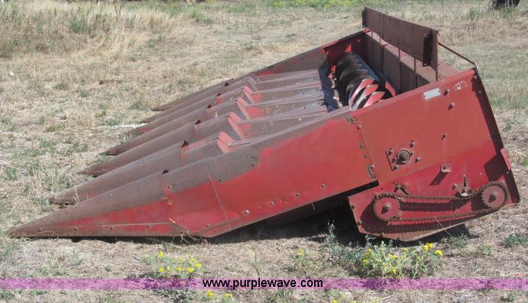 image for item K9585 International Harvester 864 corn header