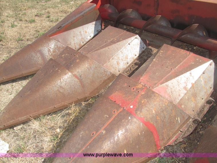 image for item K9585 International Harvester 864 corn header