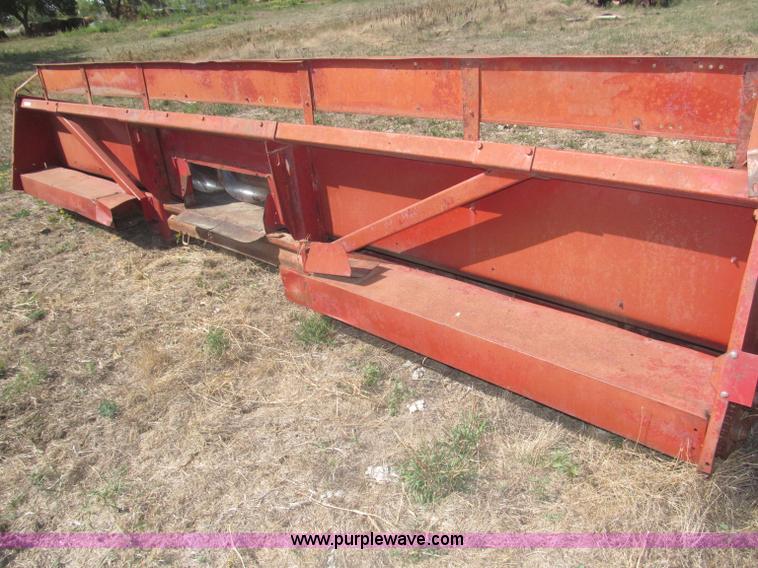 image for item K9585 International Harvester 864 corn header