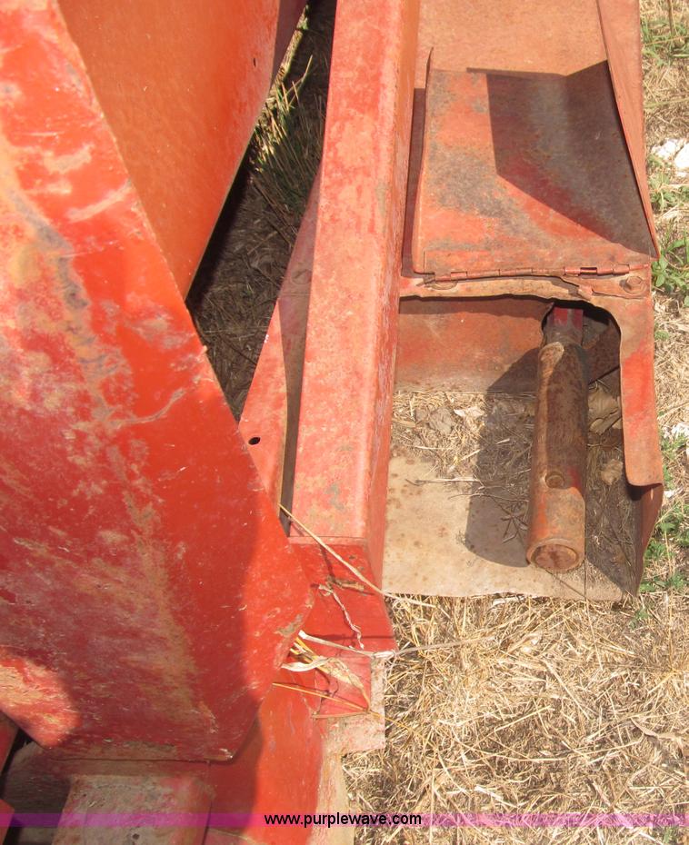 image for item K9585 International Harvester 864 corn header
