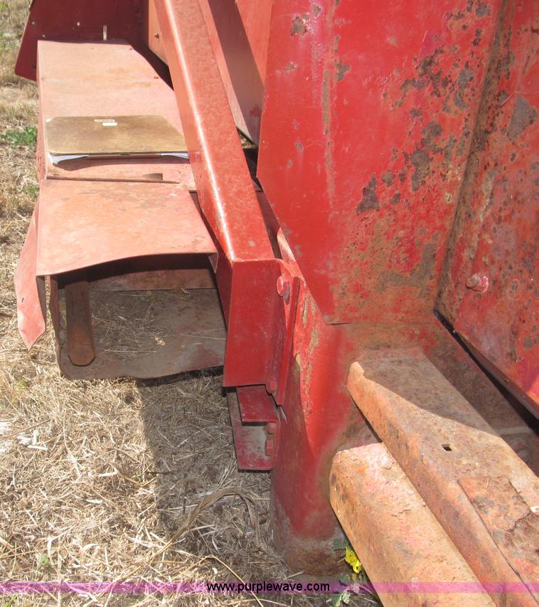 image for item K9585 International Harvester 864 corn header