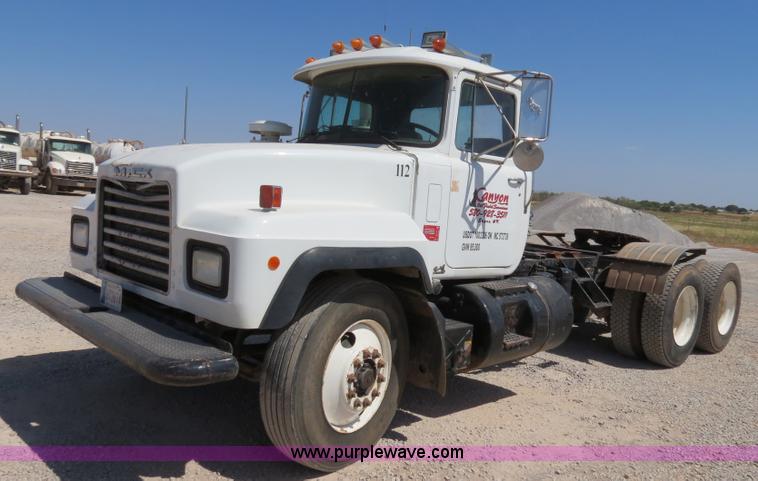 image for item B2456 2000 Mack RD688S semi truck