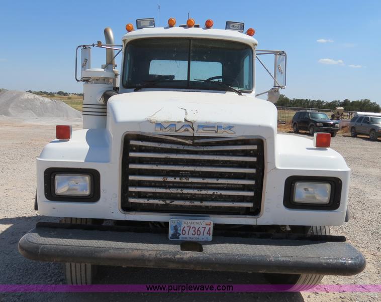 image for item B2456 2000 Mack RD688S semi truck