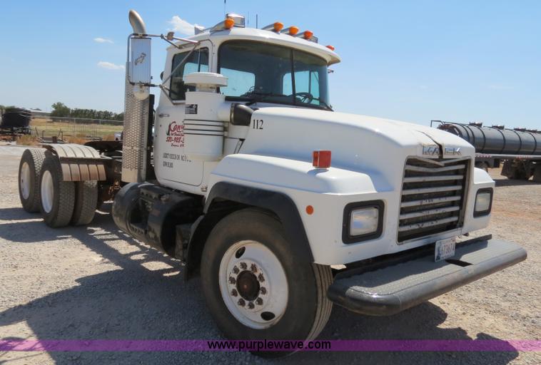 image for item B2456 2000 Mack RD688S semi truck