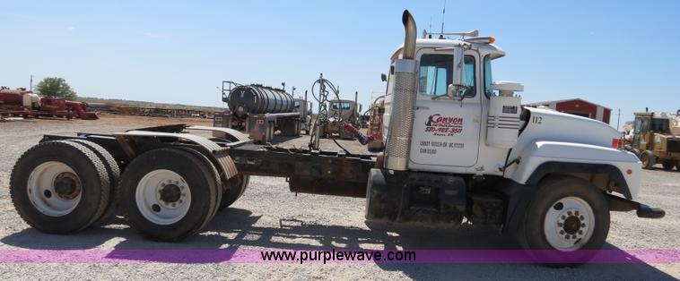 image for item B2456 2000 Mack RD688S semi truck