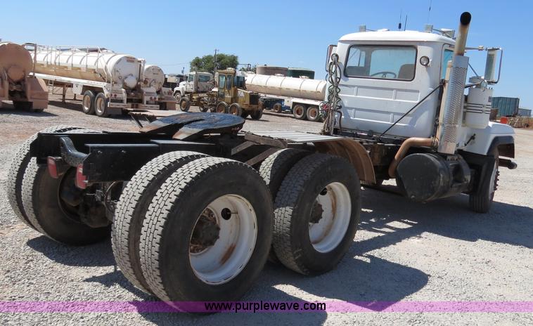 image for item B2456 2000 Mack RD688S semi truck