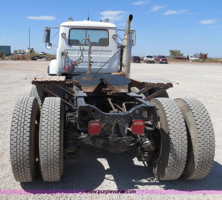 image for item B2456 2000 Mack RD688S semi truck