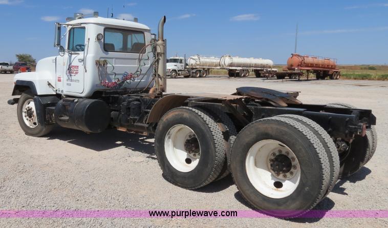 image for item B2456 2000 Mack RD688S semi truck