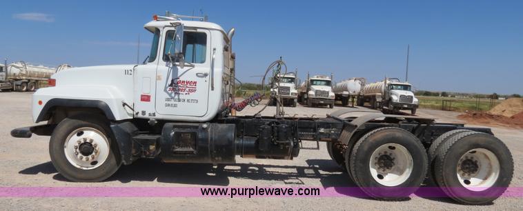 image for item B2456 2000 Mack RD688S semi truck