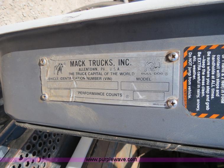 image for item B2456 2000 Mack RD688S semi truck