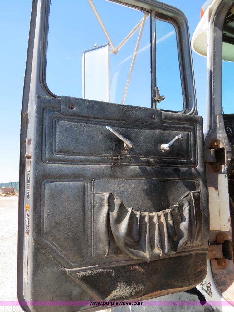 image for item B2456 2000 Mack RD688S semi truck