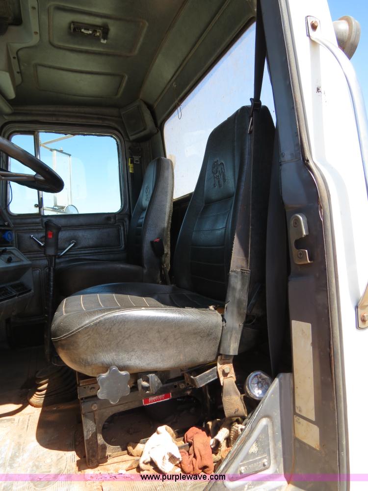 image for item B2456 2000 Mack RD688S semi truck