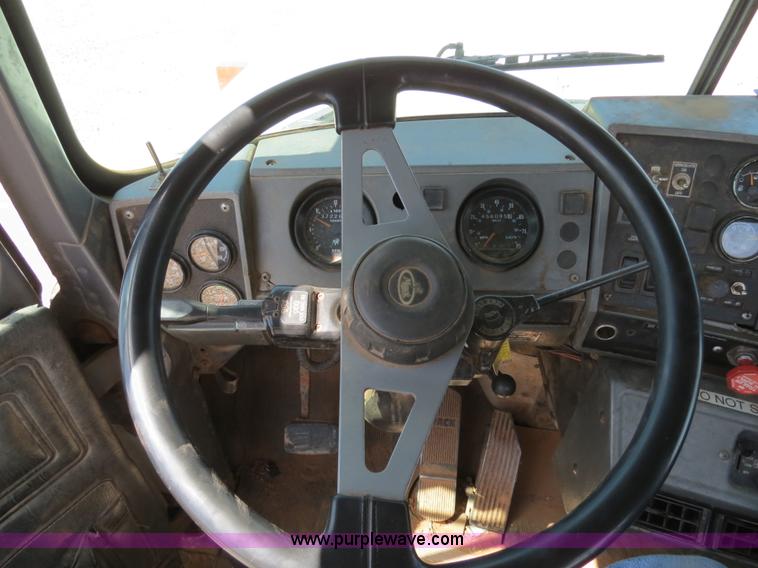 image for item B2456 2000 Mack RD688S semi truck