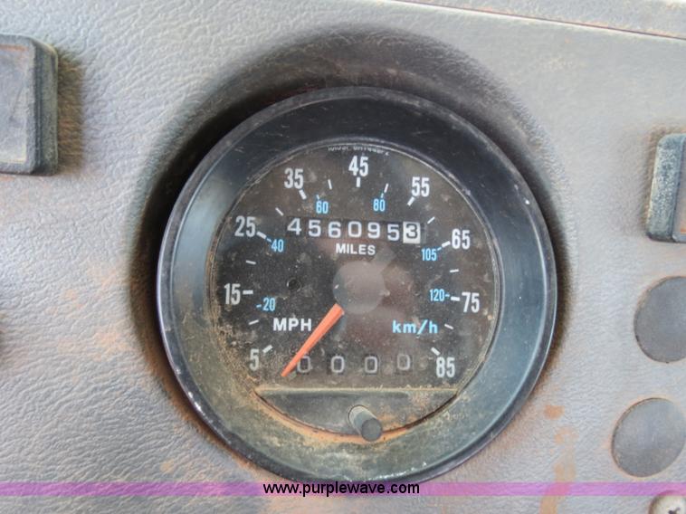 image for item B2456 2000 Mack RD688S semi truck