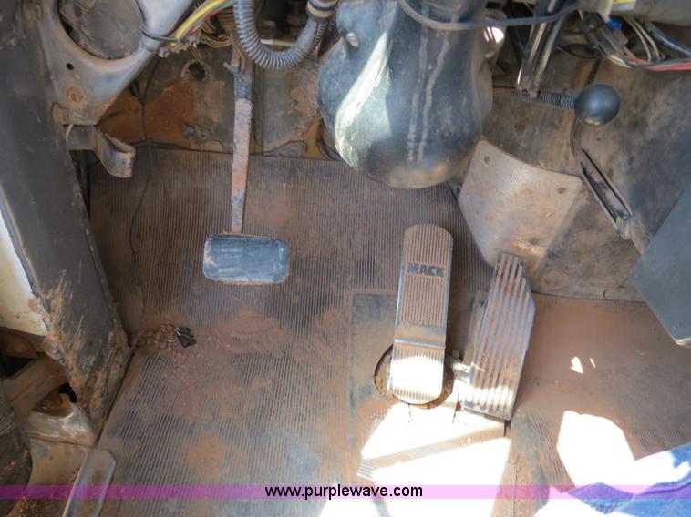 image for item B2456 2000 Mack RD688S semi truck