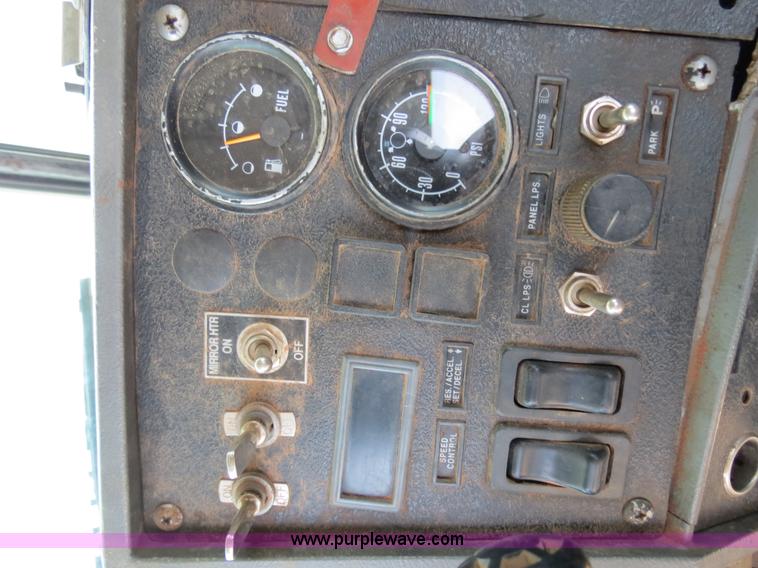 image for item B2456 2000 Mack RD688S semi truck