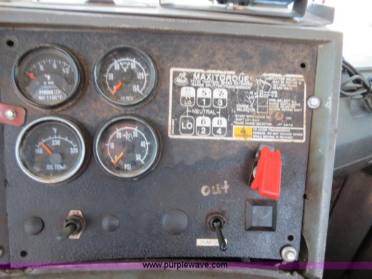 image for item B2456 2000 Mack RD688S semi truck