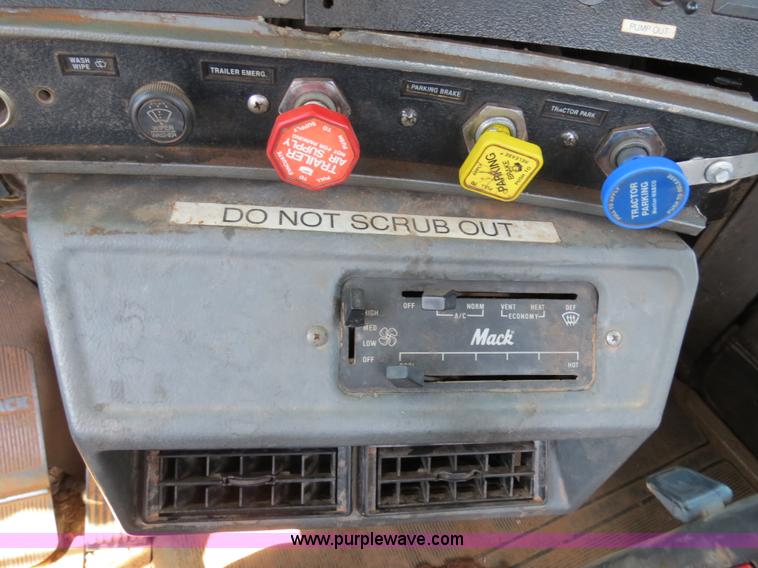 image for item B2456 2000 Mack RD688S semi truck