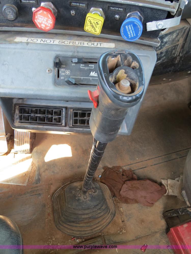 image for item B2456 2000 Mack RD688S semi truck