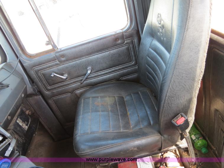 image for item B2456 2000 Mack RD688S semi truck