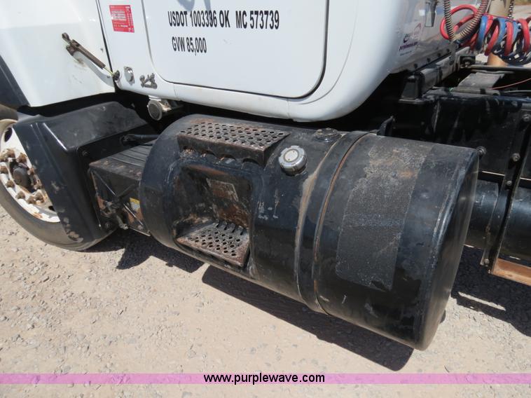 image for item B2456 2000 Mack RD688S semi truck