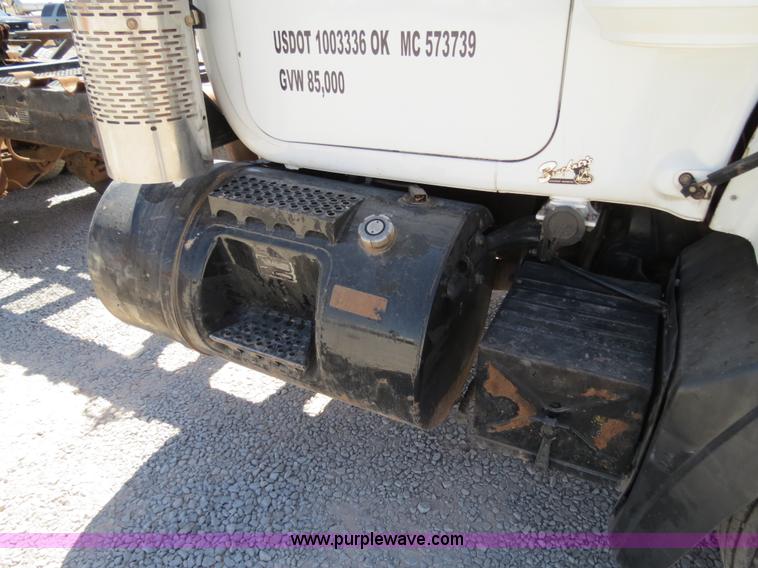 image for item B2456 2000 Mack RD688S semi truck