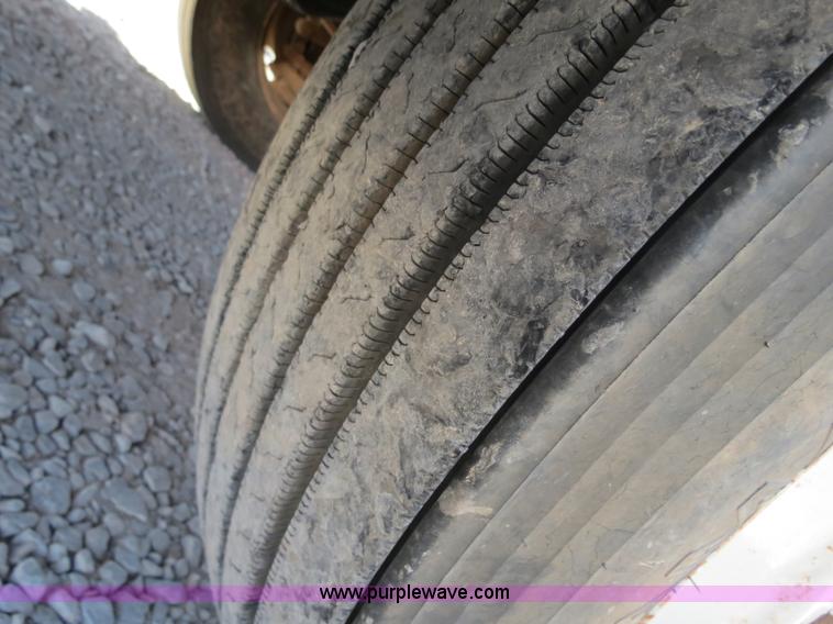 image for item B2456 2000 Mack RD688S semi truck