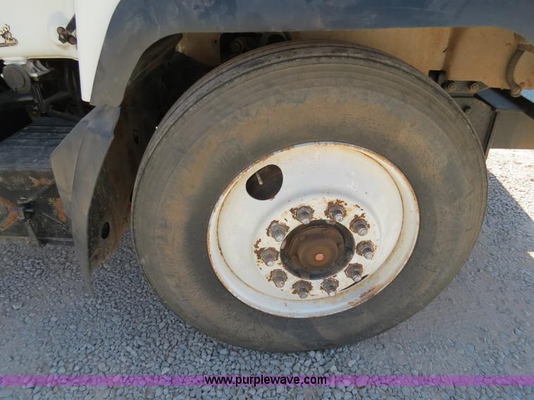 image for item B2456 2000 Mack RD688S semi truck