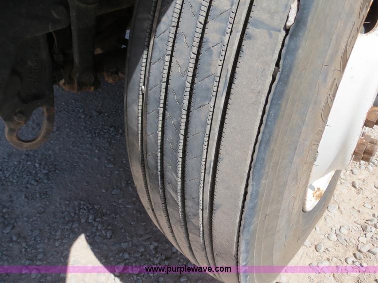 image for item B2456 2000 Mack RD688S semi truck