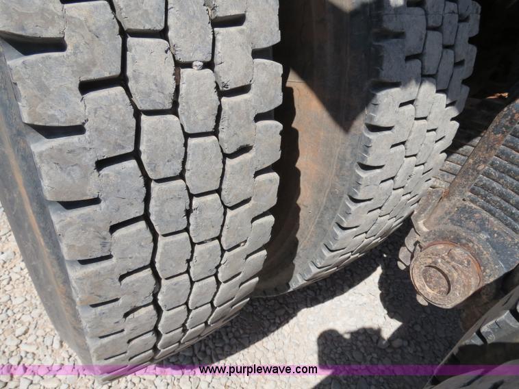 image for item B2456 2000 Mack RD688S semi truck