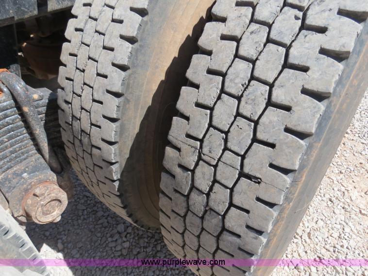 image for item B2456 2000 Mack RD688S semi truck