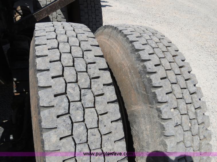 image for item B2456 2000 Mack RD688S semi truck