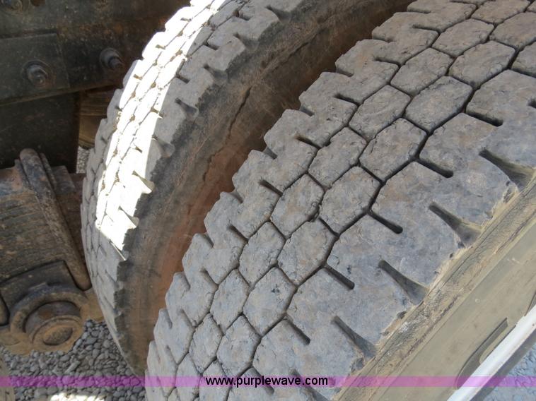 image for item B2456 2000 Mack RD688S semi truck