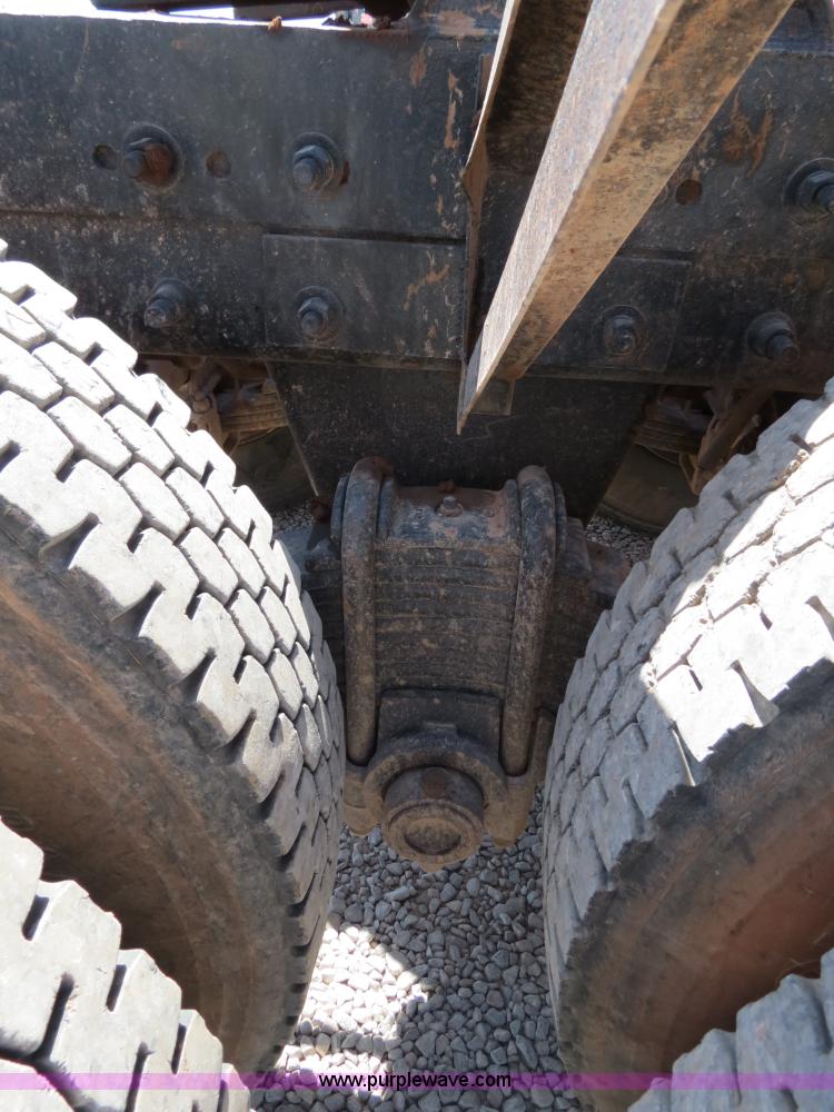 image for item B2456 2000 Mack RD688S semi truck