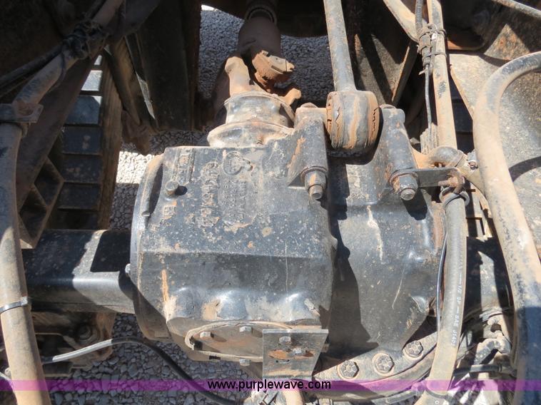 image for item B2456 2000 Mack RD688S semi truck