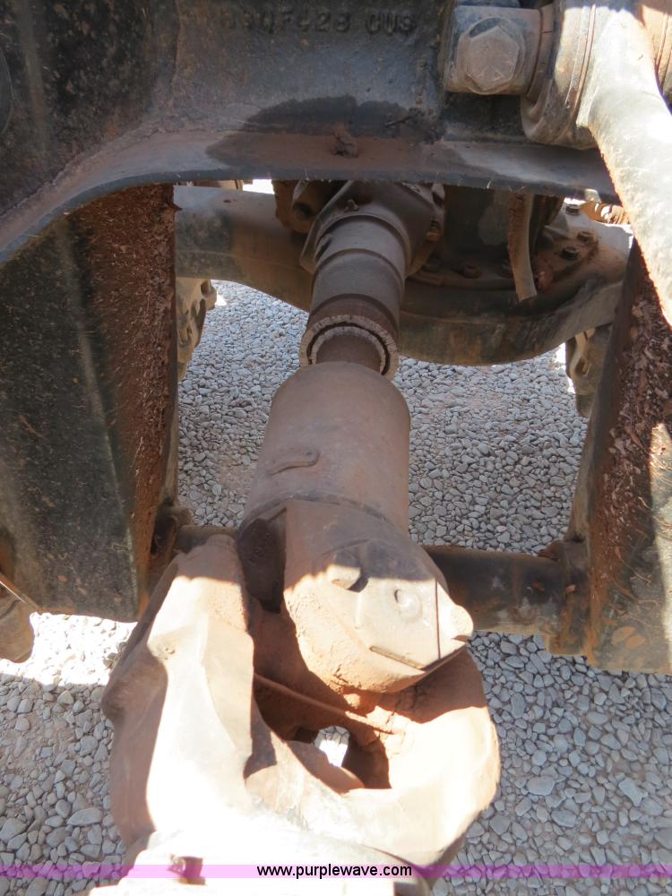 image for item B2456 2000 Mack RD688S semi truck