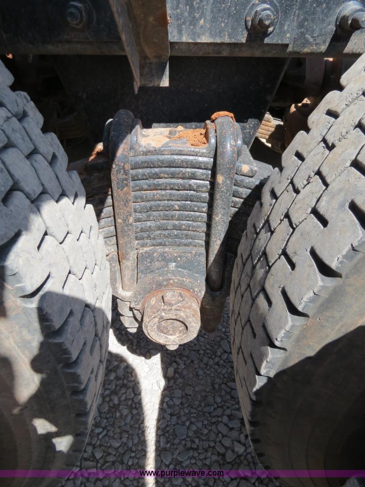 image for item B2456 2000 Mack RD688S semi truck