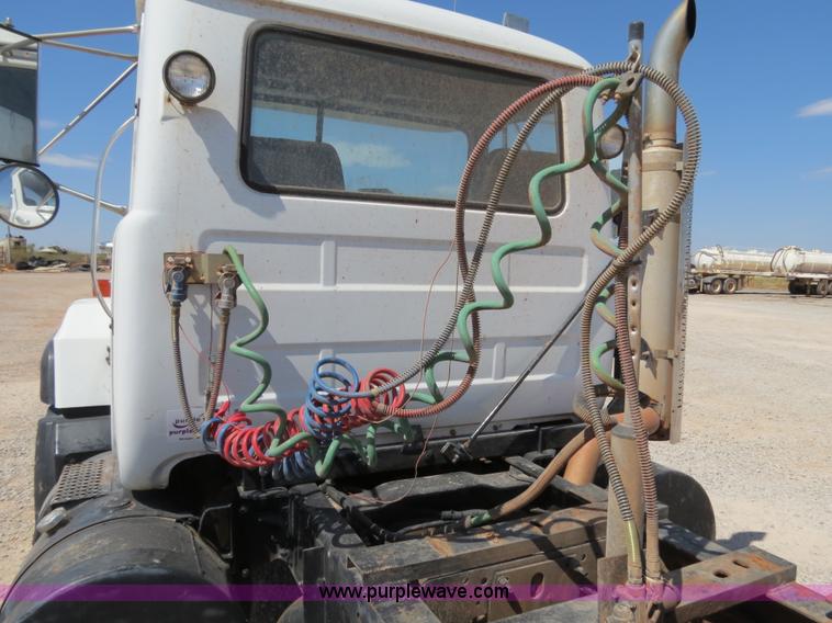 image for item B2456 2000 Mack RD688S semi truck