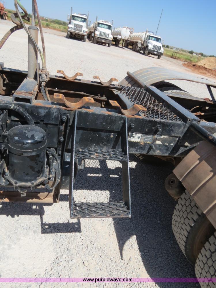 image for item B2456 2000 Mack RD688S semi truck