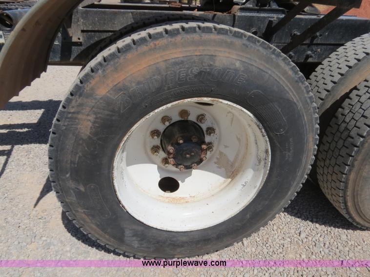 image for item B2456 2000 Mack RD688S semi truck