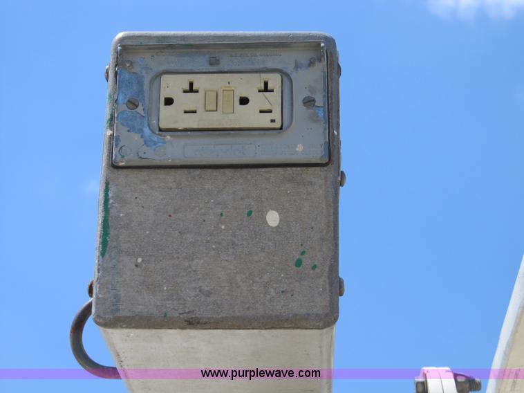 image for item B2830 2007 Ford E350 cargo van with bucket attachment