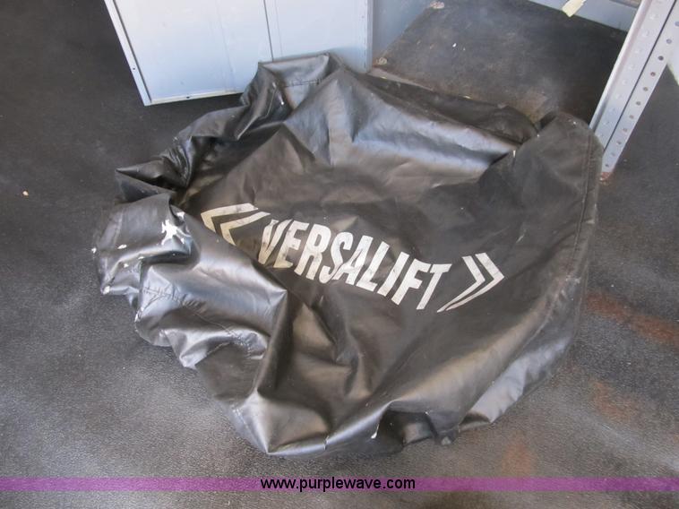 image for item B2830 2007 Ford E350 cargo van with bucket attachment