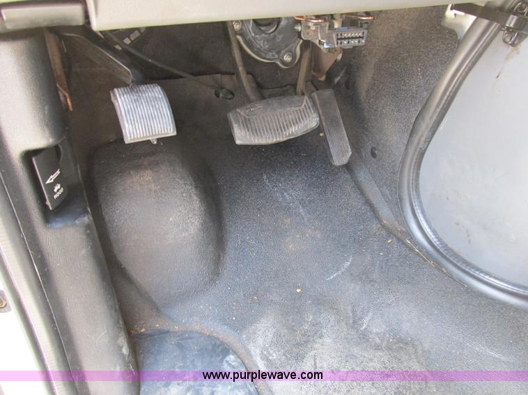 image for item B2830 2007 Ford E350 cargo van with bucket attachment