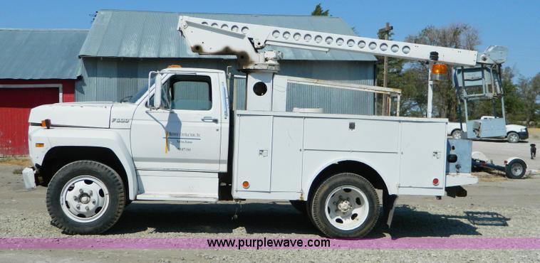 image for item B3835 1987 Ford F600 service truck