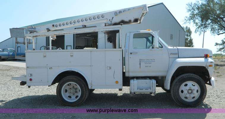 image for item B3835 1987 Ford F600 service truck