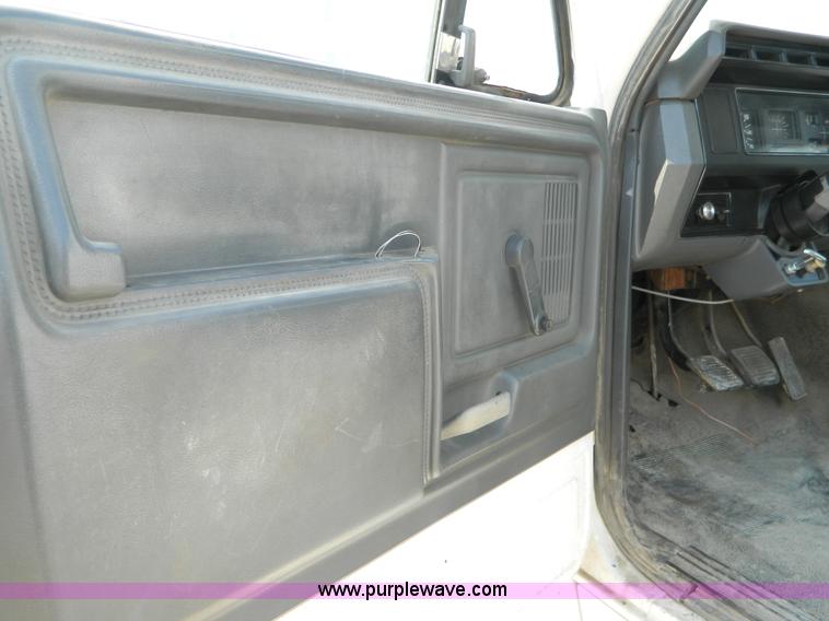 image for item B3835 1987 Ford F600 service truck