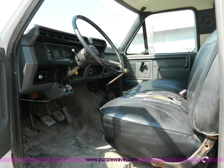 image for item B3835 1987 Ford F600 service truck