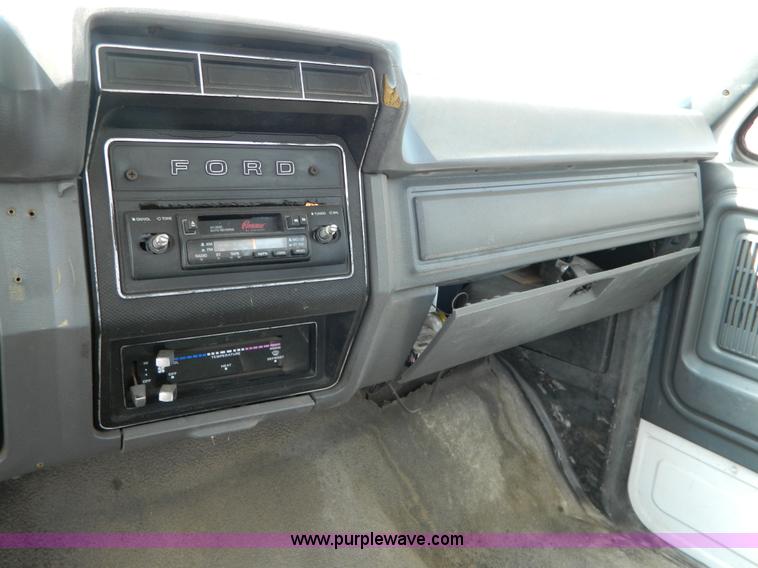 image for item B3835 1987 Ford F600 service truck