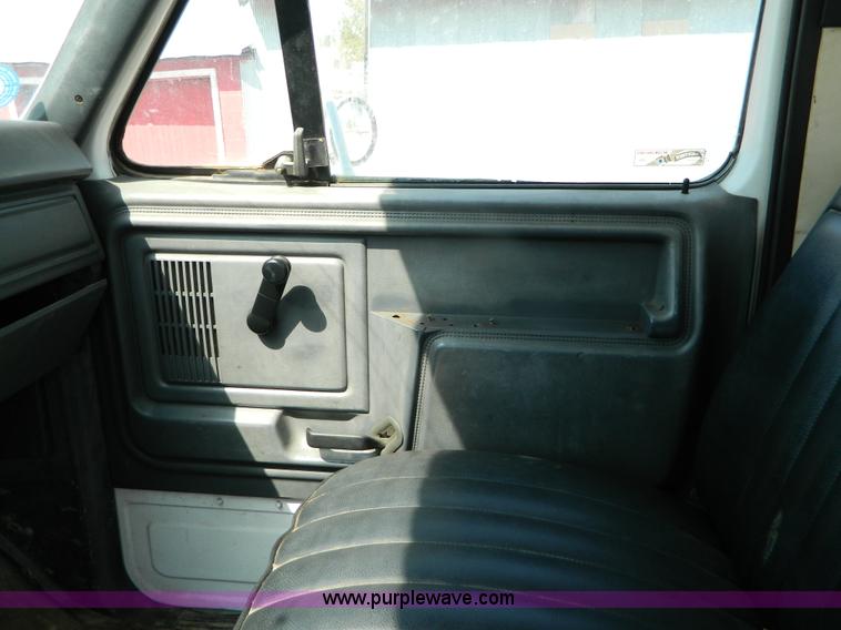 image for item B3835 1987 Ford F600 service truck